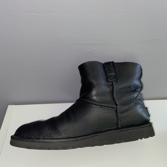 Wm 8 UGG Black Leather Unlined Mini Boot - Picture 8 of 15